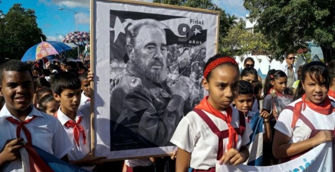 Un grupo de niños rinde tributo al fallecido líder cubano Fidel Castro en Bayamo, en la provincia de Granma. / AFP