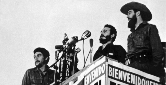 Fidel Castro pronuncia un discurso junto a Camilo Cienfuegos y Ernesto Che Guevara en La Habana (8 de enero de 1959) / AFP