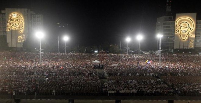 Miles de cubanos han participado participan en el acto celebrado para despedir al fallecido líder cubano Fidel Castro, en la Plaza de la Revolución de La Habana, Cuba. EFE/Ernesto Mastrascusa