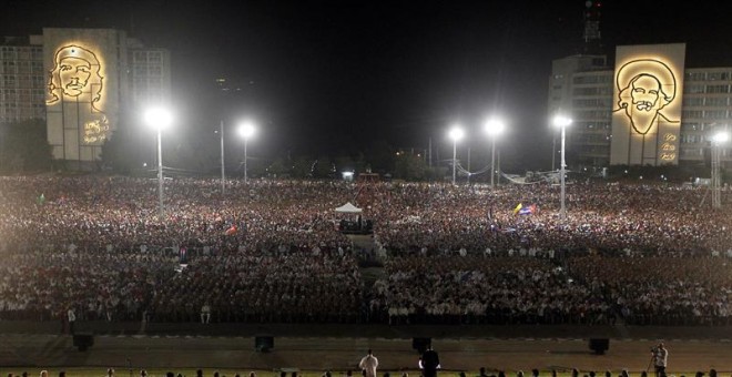 Miles de cubanos han participado participan en el acto celebrado para despedir al fallecido líder cubano Fidel Castro, en la Plaza de la Revolución de La Habana, Cuba. EFE/Ernesto Mastrascusa