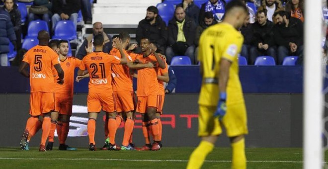 El delantero del Valencia Munir El Haddadi celebra con sus compañeros el primer gol que ha marcado frente al Leganés. /EFE