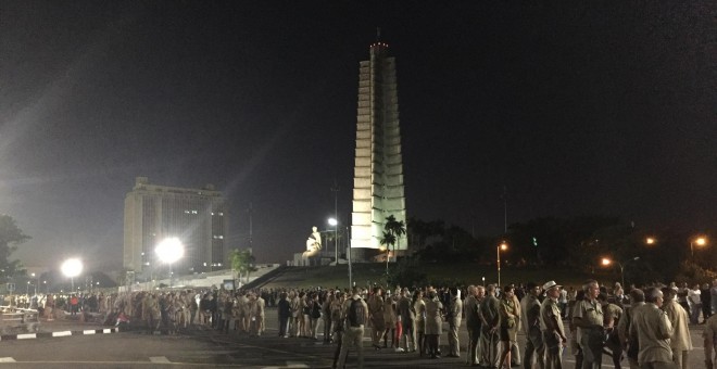 Miles de personas lloran y aplaudien el paso del cortejo fúnebre en La Habana, desde la plaza hacia el Malecón. / Lucía Martínez Quiroga
