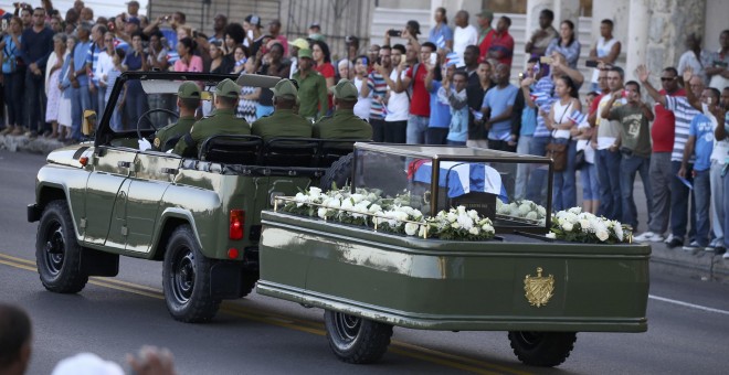 Un coche militar transporta los restos de Fidel Castro en La Habana. REUTERS