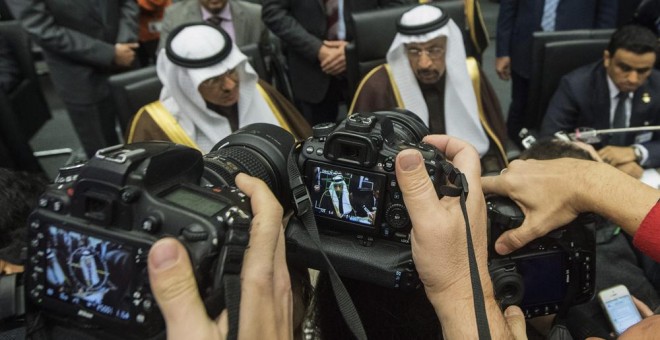 El ministro de Petróleo de Arabia Saudí, Jalid Al-Falih (c), asiste a la reunión formal de ministros de petróleo de la OPEP en Viena. EFE/Christian Bruna