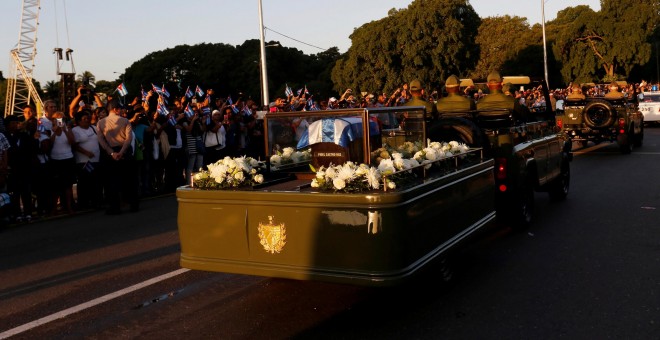 El coche militar con las cenizas de Fidel Castro continúa su recorrido por La Habana. REUTERS