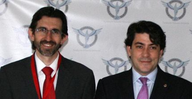 El empresario y presidente de Educatio Servanda, Juan Carlso Corvera, junto al alcalde de Alcorcón, David Pérez.