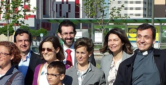 Corvera (al fondo) junto a la entonces consejera de educación de la Comunidad de Madrid, Lucía Figar.