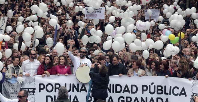 Manifestación en Granada, en protesta por las fusiones hospitalarias que tiene programada la Junta de Andalucía, con el doctor Jesús Candel, conocido como 'Spiriman', en la cabecera de la marcha. EFE/PEPE TORRES