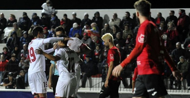 Los jugadosres del Sevilla FC celebran uno de los goles frente al Formentera. /EFE