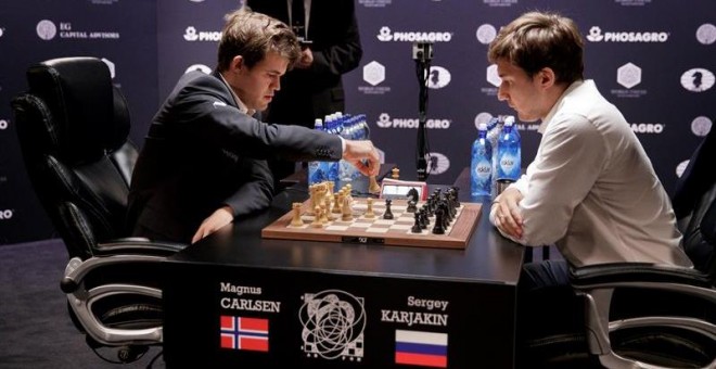 El noruego Magnus Carlsen hace un movimiento ante el ruso Sergey Karjaki en la final del Mundial de ajedrez. /EFE