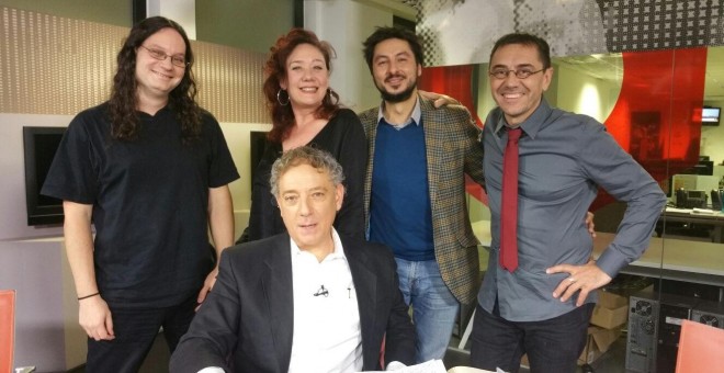 Juan Carlos Monedero, con los participantes en el programa de 'En Clave Tuerka' sobre literatura y compromiso: Juan Carlos Mestre, Antonio Lucas, Cristina Fallarás, y Alberto García Teresa.