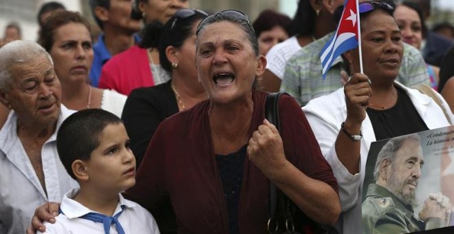Una mujer grita consignas al paso de la caravana con las cenizas del fallecido líder de la revolución cubana, Fidel Castro, en Santa Clara (Cuba). EFE