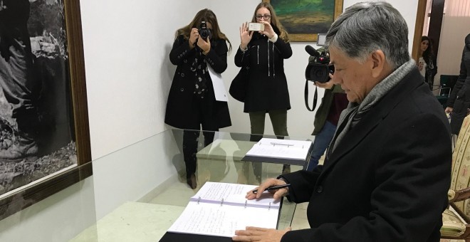 El embajador de Ecuador firmando el libro de condolencias en la Embajada de Cuba en Madrid. / PÚBLICO