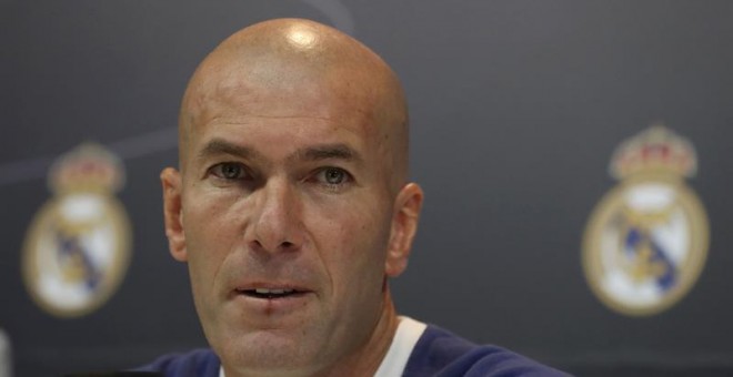 El entrenador del Real Madrid, Zinedine Zidane, durante la rueda de prensa previa al Clásico. /EFE