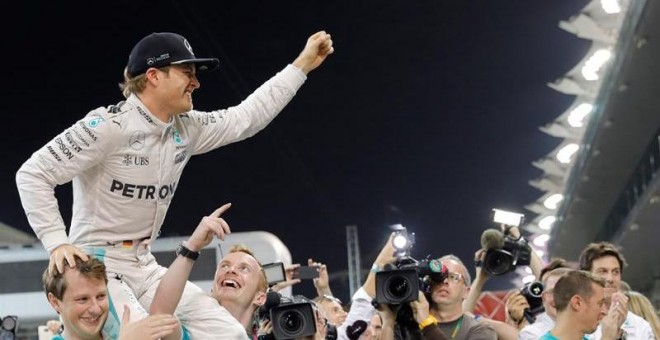 El alemán Nico Rosberg celebrando su título de campeón del mundo de F1 en Abu Dhabi el pasado domingo. /EFE