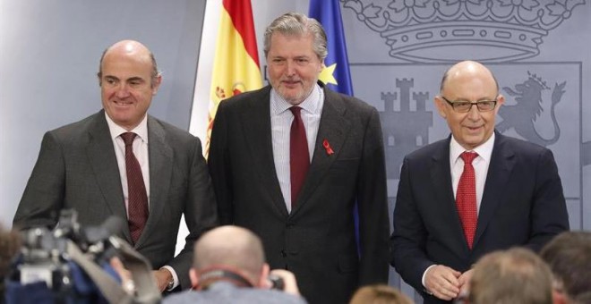 Guindos, Méndez de Vigo y Montoro, justo antes de empezar el Consejo de ministros. | EFE