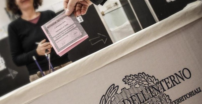 Un italiano vota en el referéndum.- EFE