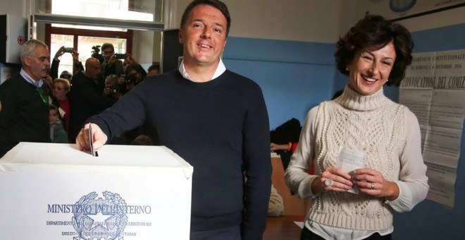 Renzi, junto a su mujer, mientras vota este domingo en Pontassieve. REUTERS/Leonardo Bianchi