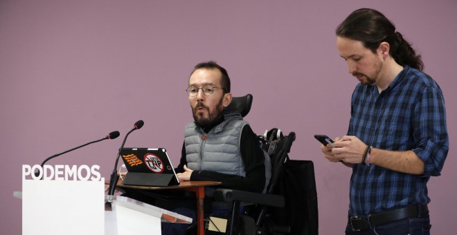 El líder de Podemos, Pablo Iglesias, y el secretario de Organización, Pablo Echenique, durante la rueda de prensa que han ofrecido tras el Consejo de Coordinación del partido. EFE/Chema Moya