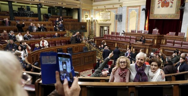 Decenas de ciudanos se fotografían en el hemiciclo del Congreso de los Diputados durante las vigésimas jornadas de Puertas Abiertas de la Cámara. /EFE