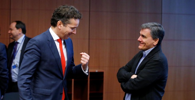 El presidente del Eurogrupo y ministro holandés de Finanzas, Jeroen Dijsselbloem, con el ministro griego Euclides Tsakalotos, al inicio de la reunión de los ministros del Eurogrupo, en Bruselas. REUTERS/Francois Lenoir