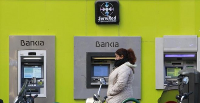 Cajeros automáticos de una oficina de Bankia en Madrid. E.P.