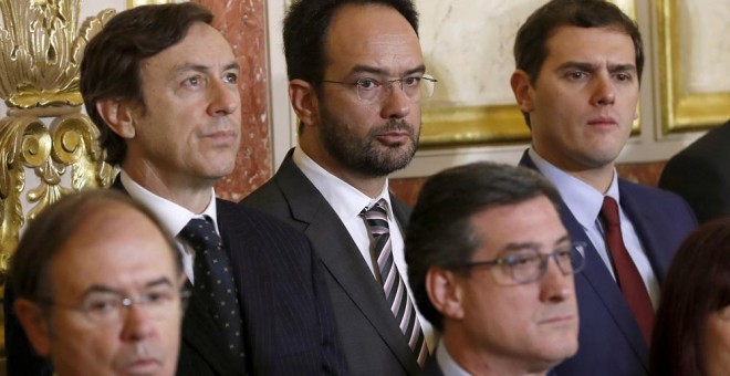 El presidente del Senado, Pío García Escudero (i), junto a los portavoces en el Congreso del PP, Rafael Hernando (2-i), y del PSOE, Antonio Hernando (3-i); el presidente de Ciudadanos, Albert Rivera (d), y el diputado de este partido, Ignacio Prendes, dur