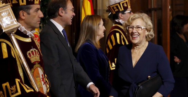 La alcaldesa de Madrid, Manuela Carmena, tras saludar a los presidentes del Senado, Pío García-Escudero, y del Congreso, Ana Pastor, durante el acto celebrado en la Cámara Baja con motivo del 38 aniversario de la Constitución. EFE/Chema Moya