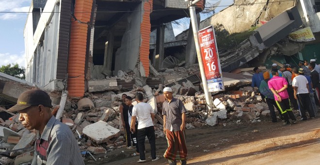 Un terremoto de 6,5 grados causa al menos 52 muertos en Indonesia / REUTERS