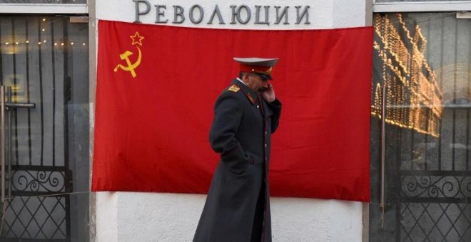 Un hombre disfrazado de Stalin en el centro de Moscú el pasado mes de noviembre. - AFP
