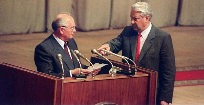 Boris Yeltsin y Mijaíl Gorbachov, en el Parlamento ruso, el 23 de agosto de 1991. - AFP