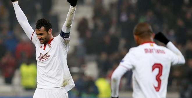 El Sevilla FC reacciona tras el juego ante el Olympique Lyonnais durante su partido de la Liga de Campeones de la UEFA en Lyon (Francia). EFE