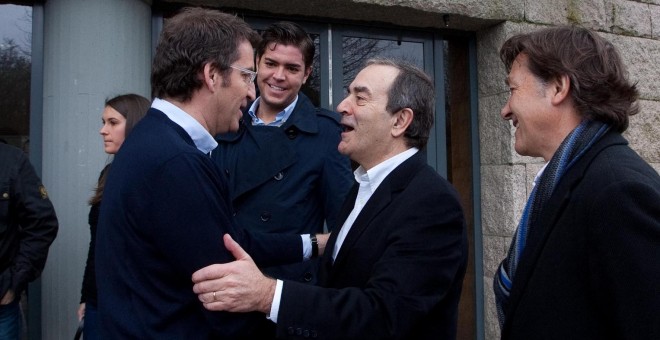 Alberto Núñez Feijóo saluda a Raúl López tras un partido del Obradoiro en marzo de 2011./ XUNTA DE GALICIA