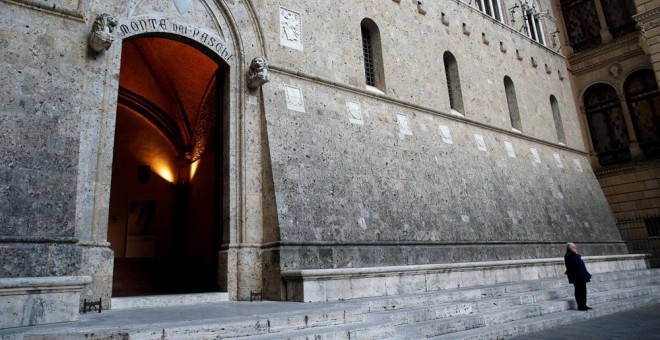 La entrada de la sede del banco Monte dei Paschi en Siena (Italia). REUTERS/Giampiero Sposito