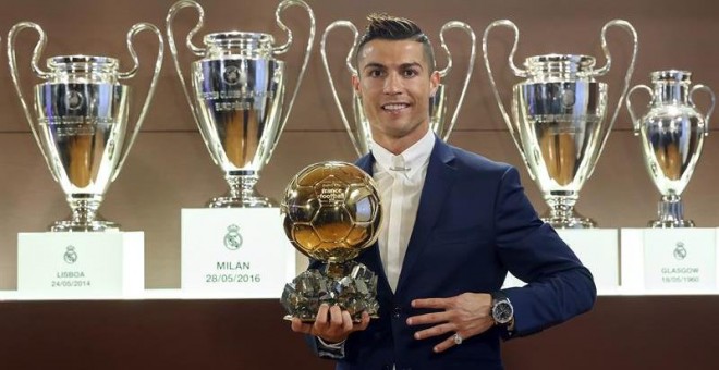 Cristiano Ronaldo en la Sala de Juntas del estadio Santiago Bernabéu con su cuarto Balón de Oro, lo que le sitúa a uno del argentino del Barcelona Lionel Messi. EFE