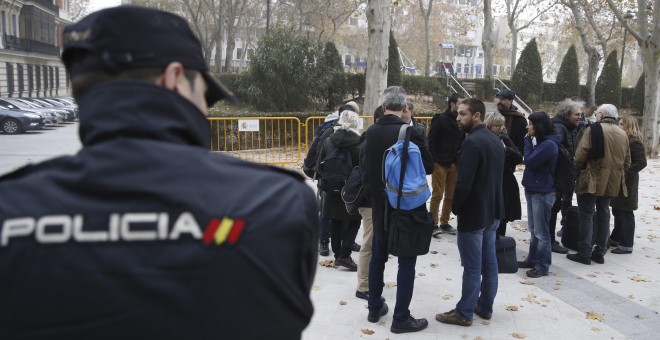 Miembros de la CUP, incluida la portavoz en el Parlament de Cataluña, Anna Gabriel, se han concentrado frente a la Audiencia Nacional para solidarizarse con los detenidos por la quema de fotos del rey. EFE/Paco Campos