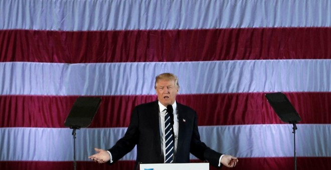Donald Trump, presidente electo de los Estados Unidos, frente a una enorme bandera estadounidense en Lousiana, EEUU: / REUTERS