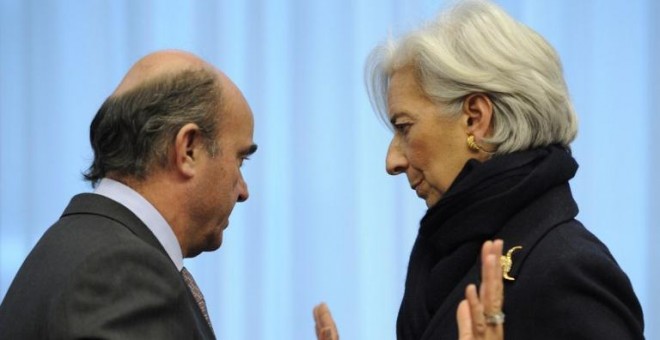 La directora gerente del FMI, Christine Lagarde, conversa con el ministro de Economía, Luis de Guindos, enuna reunióm del Eurogrupo en Bruselas. AFP/JOhn Thys