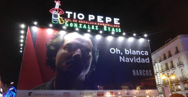 Cartel de 'Narcos' en la puerta del Sol de Madrid. TWITTER