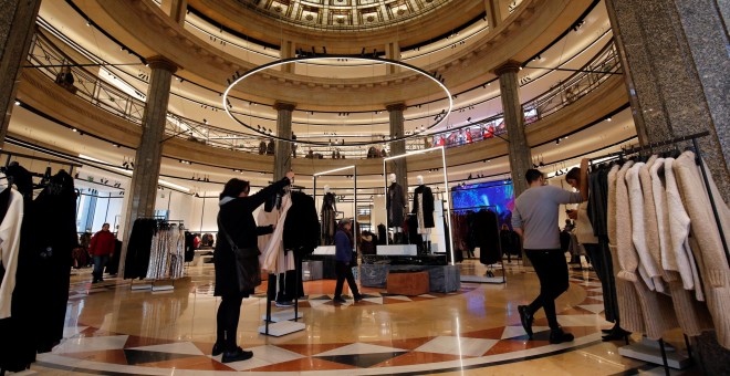 Una tienda de Zara, una de las principales marcas de Inditex, en el centro de Barcelona. REUTERS/Albert Gea