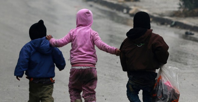 Niños sirios huyen de Alepo. / REUTERS