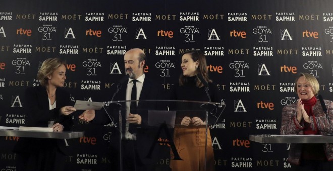 La notaria Eva Sanz, hace entrega del sobre con los nominados a la 31 edición de los Premios Goya, a los actores Javier Cámara y Natalia de Molina, en presencia de la presidenta de la Academia de Cine, Yvonne Blake.. EFE/J. J. Guillén