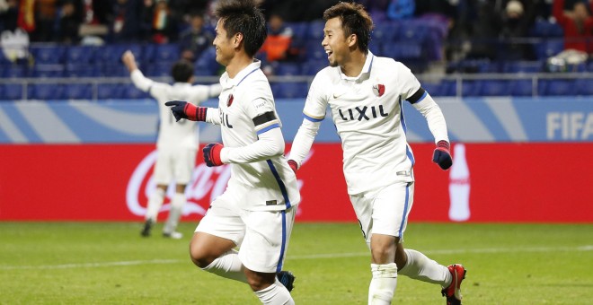 Dos jugadores del Kashima japonés celebran el segundo gol ante el Atlético Nacional colombiano. /REUTERS