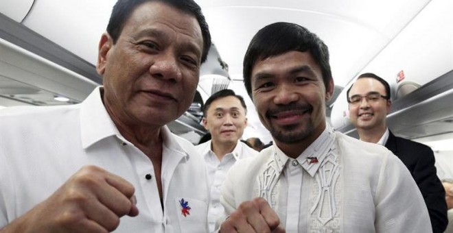 El presidente de Filipinas, Rodrigo Duterte, mientras posa con el senador y campeón mundial de boxeo, Manny Pacquiao. - EFE