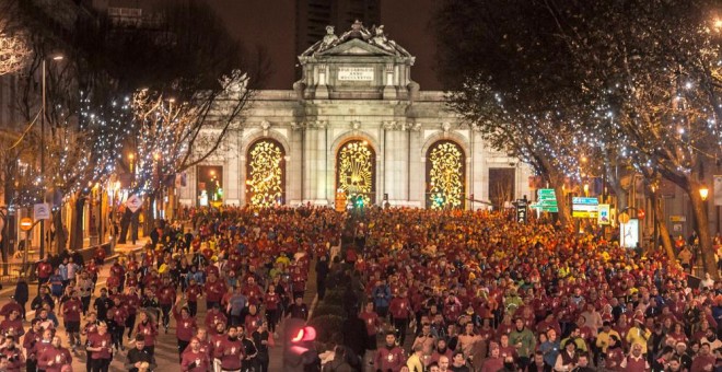 Miles de personas corren por la calle Alcalá el 31 de diciembre.