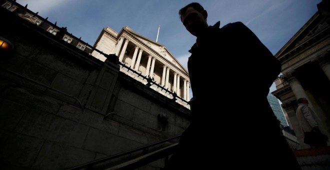 Un hombre entra en la boca de metro de la estacion de Bank, en Londres, junto a la sede del Banco de Inglaterra (BoE, según sus siglas en inglés). REUTERS/Peter Nicholls