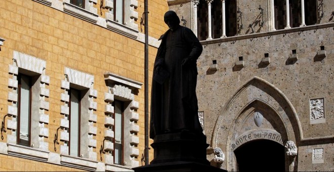 Entrada principal de la sede del banco Monte dei Paschi en Siena. REUTERS/Max Rossi