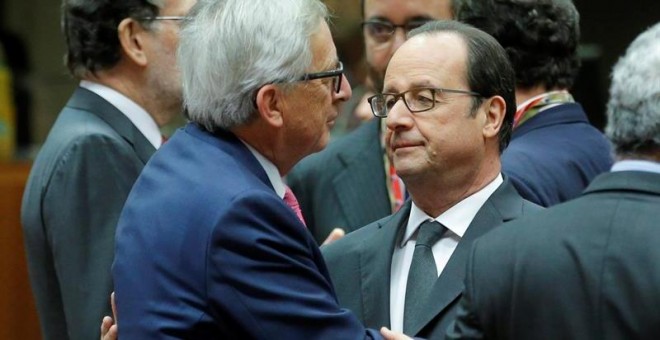 El presidente de la Comisión Europea, Jean-Claude Juncker,  saluda al presidente francés, François Hollande. - EFE