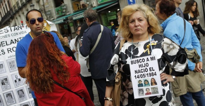 Familiares de bebés robados se concentran en la Puerta del Sol de Madrid.- EFE