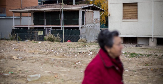 Dolores pasea frente al solar donde antes estaba su casa. JAIRO VARGAS